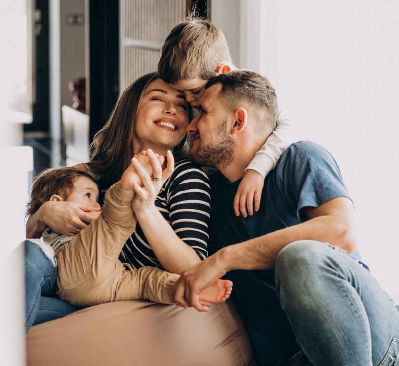 Família reunida e sorrindo em casa